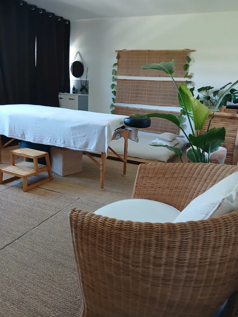 Salle de soins du cabinet Mingmen Massage au Centre Cardinal du Thor (84250)