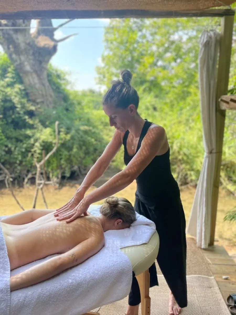 Olivia installe sa table de massage à domicile à L'Isle-sur-la-Sorgue pour un soin bien-être